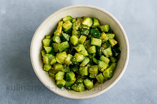 Вегетарианские онигири с авокадо и огурцом - шаг 4