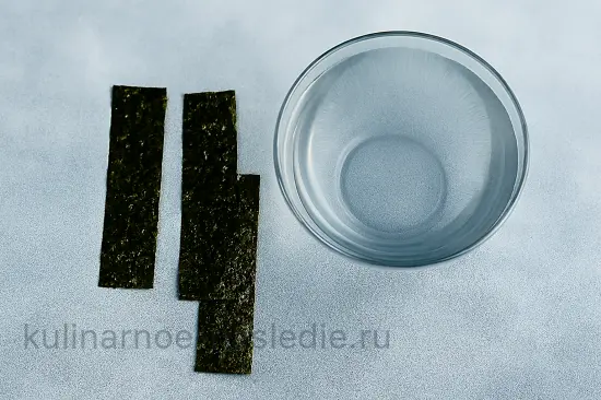 Вегетарианские онигири с авокадо и огурцом - шаг 5