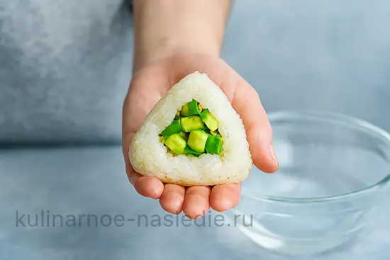 Вегетарианские онигири с авокадо и огурцом - шаг 6