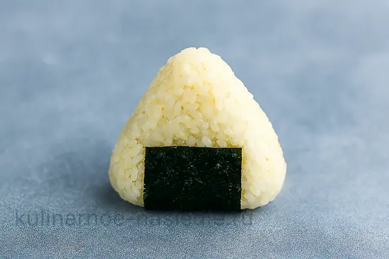 Вегетарианские онигири с авокадо и огурцом - шаг 7