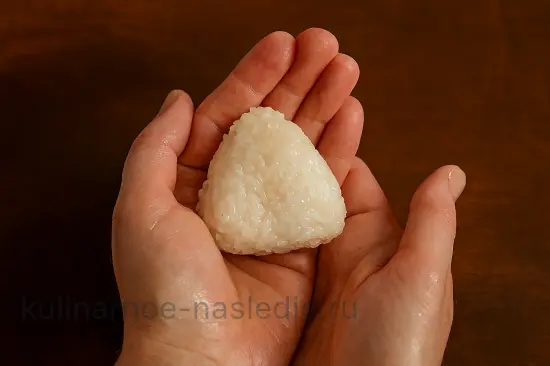 Онигири с крабовыми палочками и кукурузой - шаг 7 (изображение)