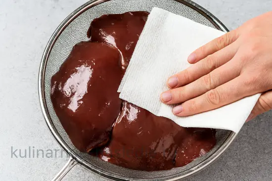 Жареная печень с луком: нежная, сочная и без горечи - шаг 1 (изображение)