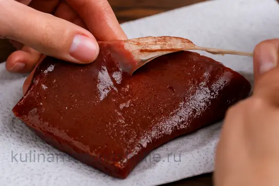 Жареная печень с луком: нежная, сочная и без горечи - шаг 2 (изображение)