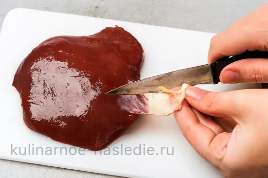 Жареная печень с луком: нежная, сочная и без горечи - шаг 3 (изображение)