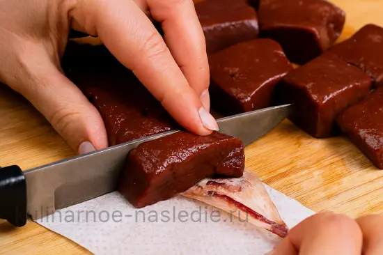 Жареная печень с луком: нежная, сочная и без горечи - шаг 4 (изображение)