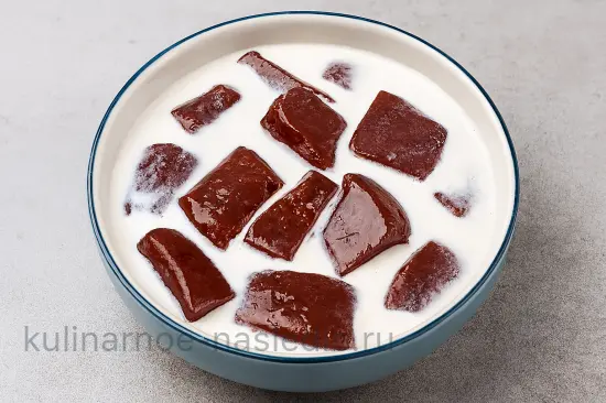 Жареная печень с луком: нежная, сочная и без горечи - шаг 5 (изображение)