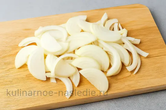 Жареная печень с луком: нежная, сочная и без горечи - шаг 7 (изображение)