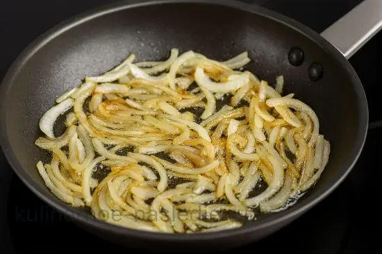 Жареная печень с луком: нежная, сочная и без горечи - шаг 10 (изображение)