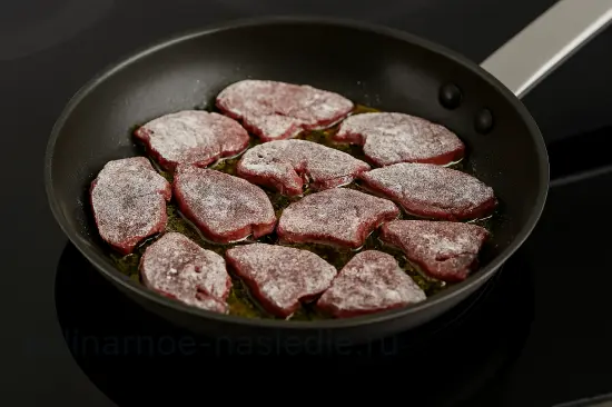 Жареная печень с луком: нежная, сочная и без горечи - шаг 11 (изображение)