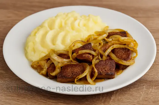 Жареная печень с луком: нежная, сочная и без горечи - шаг 14 (изображение)