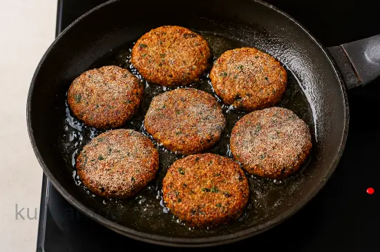 Фасолевые котлеты с зеленью - шаг 5 (изображение)