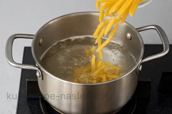 Макароны с сырным соусом по-домашнему - шаг 2 (изображение)