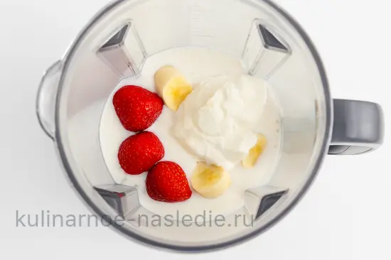 Смузи с клубникой и бананом - шаг 3