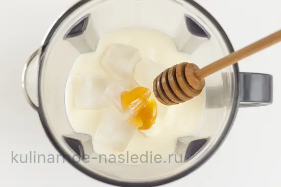 Смузи с клубникой и бананом - шаг 4