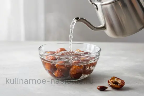 Смузи на ряженке с бананом и финиками - шаг 1 (изображение)