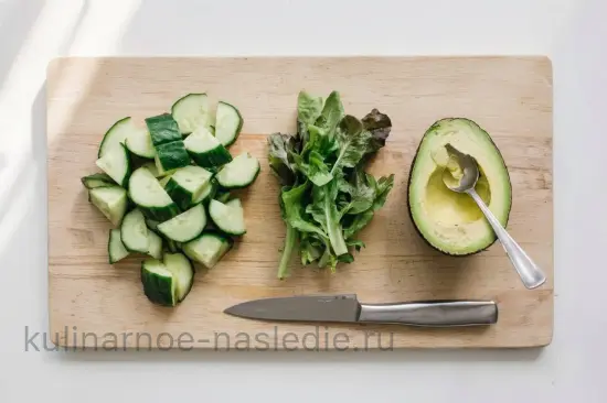Кефирный смузи с огурцом, авокадо и зеленью - шаг 1 (изображение)