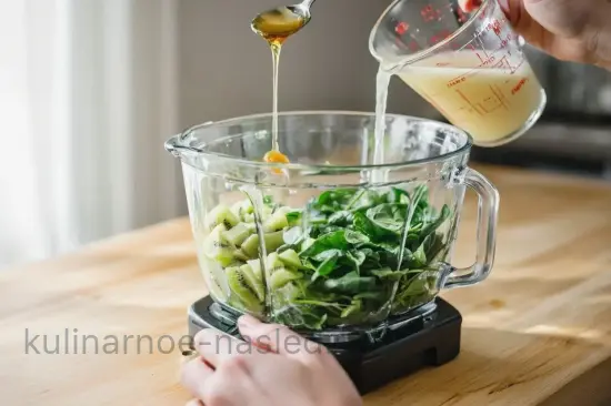 Зелёный смузи с киви, шпинатом и яблочным соком - шаг 3 (изображение)