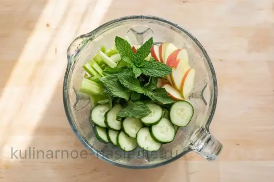 Смузи для похудения с сельдереем и яблоком - шаг 2