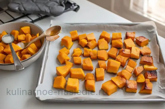 Тёплый смузи из запечённой тыквы с кокосовым молоком и специями - шаг 1 (изображение)