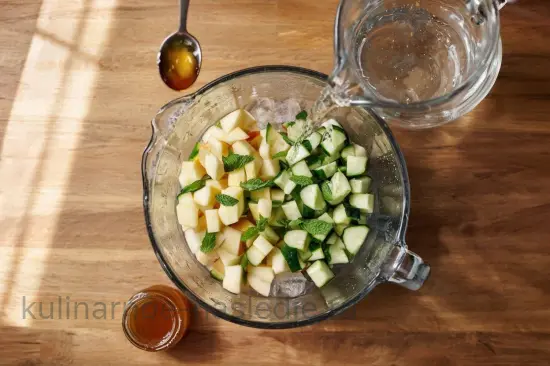 Освежающий смузи с огурцом и мятой - шаг 5