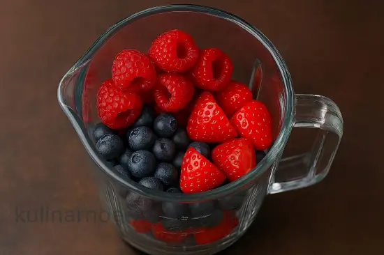 Ягодный смузи с малиной и черникой - шаг 2