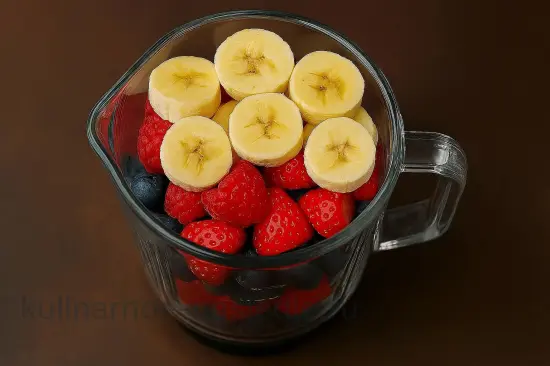 Ягодный смузи с малиной и черникой - шаг 3