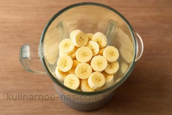 Кремовый смузи с бананом и молоком - шаг 2