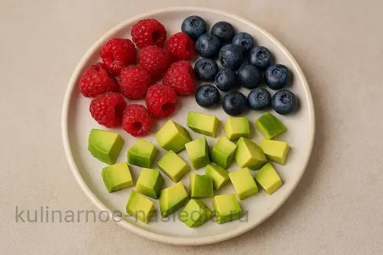 ПП смузи с авокадо и ягодами - шаг 1