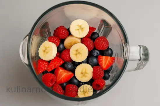 Смузи из ягод с йогуртом и бананом - шаг 3