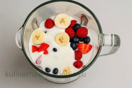 Смузи из ягод с йогуртом и бананом - шаг 4