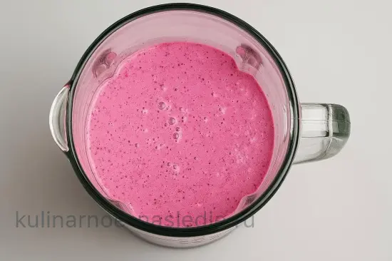 Смузи из ягод с йогуртом и бананом - шаг 5