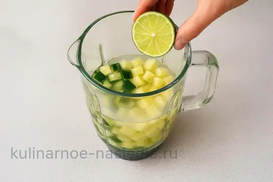 Освежающий смузи с огурцом и яблоком - шаг 3