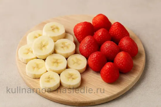 Ягодный смузи с клубникой и бананом - шаг 1