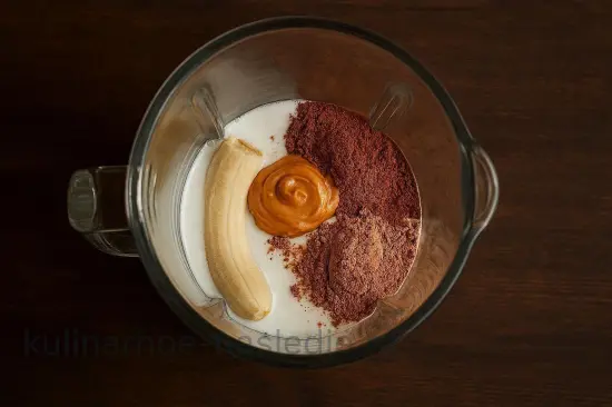 Шоколадно-арахисовый протеиновый смузи - шаг 1