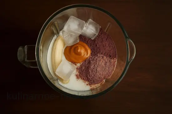 Шоколадно-арахисовый протеиновый смузи - шаг 2