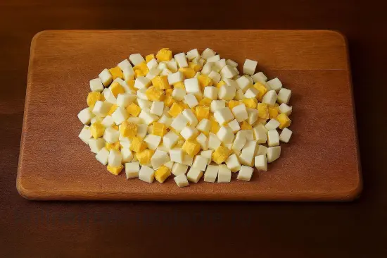 Зеленый борщ с щавелем и яйцом - шаг 8