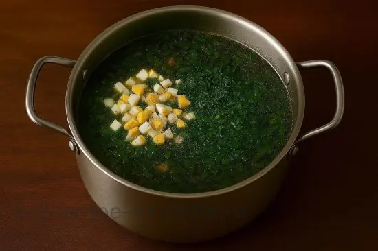 Зеленый борщ с щавелем и яйцом - шаг 9