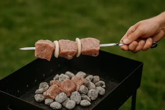 Шашлык из свинины в медово-горчичном маринаде - шаг 5. Подготовка мяса к жарке