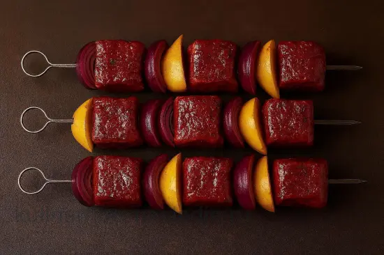 Шашлык из свиной шеи с гранатовым соусом - шаг 5. Нанизывание на шампуры