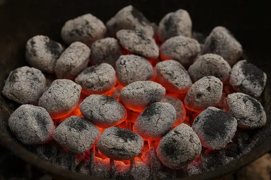 Шашлык из баранины с восточными специями - шаг 4. Подготовка углей