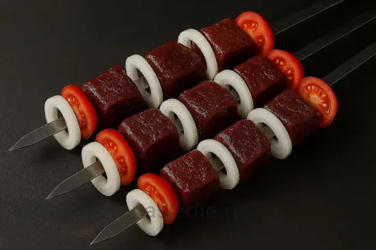 Шашлык из баранины с восточными специями - шаг 5. Нанизывание на шампуры