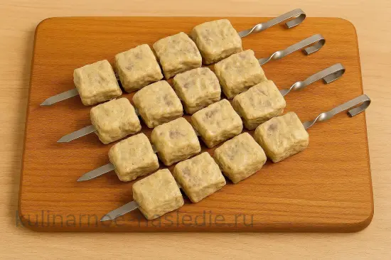 Шашлык из баранины с йогуртовым маринадом и зирой - шаг 4. Нанизывание на шампуры