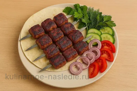 Шашлык из баранины с йогуртовым маринадом и зирой - шаг 6. Подача