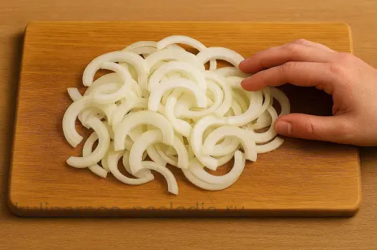 Шашлык из баранины с зирой и луком - шаг 2. Подготовка лука