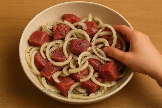 Шашлык из баранины с зирой и луком - шаг 3. Смешивание маринада