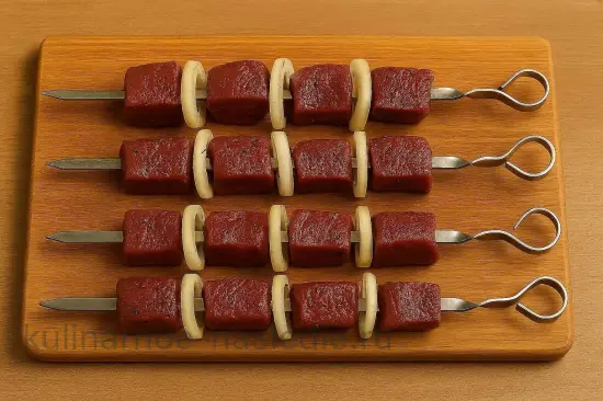 Шашлык из баранины с зирой и луком - шаг 5. Нанизывание на шампуры