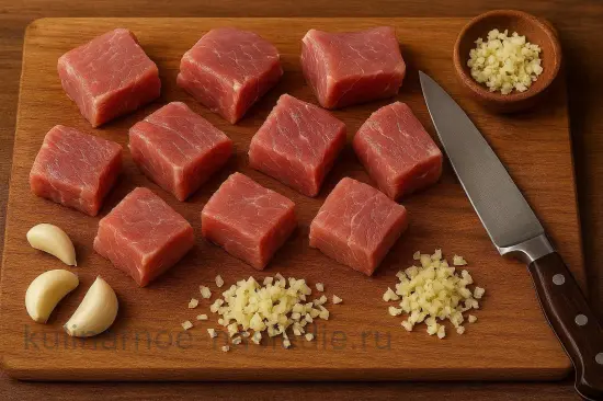 Шашлык из свинины в минералке с луком и специями - шаг 1. Подготовка мяса и чеснока