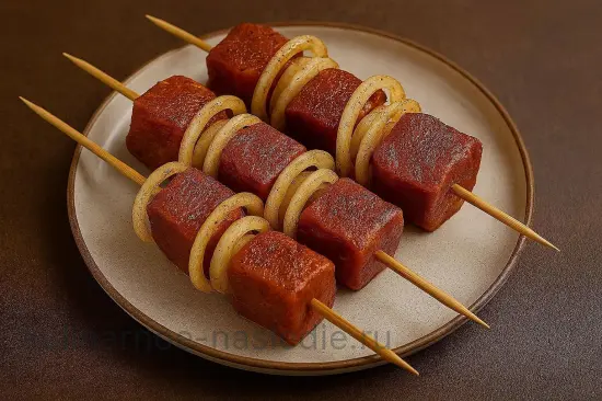 Сочный шашлык из свинины с луком и уксусом - шаг 5 (изображение)