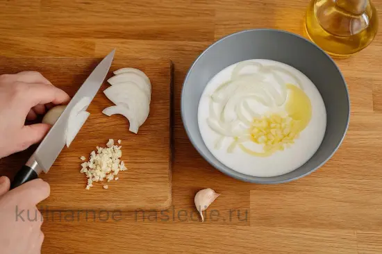 Маринад для шашлыка с кефиром и специями - шаг 2 (изображение)