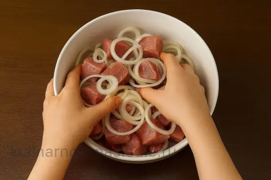 Лучший маринад для шашлыка из свинины с луком и уксусом - шаг 3